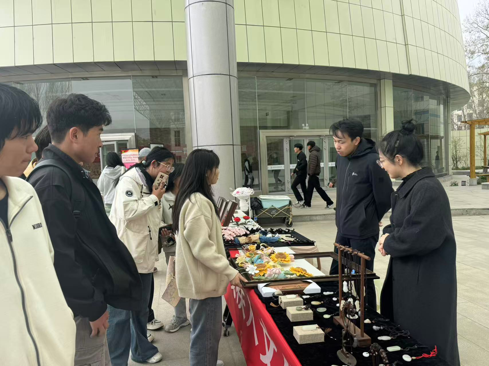 图为青海大学残疾人文创展览现场